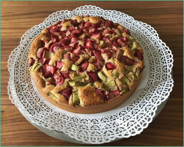 Erdbeer Rhabarber Kuchen Bruner bearbeitet